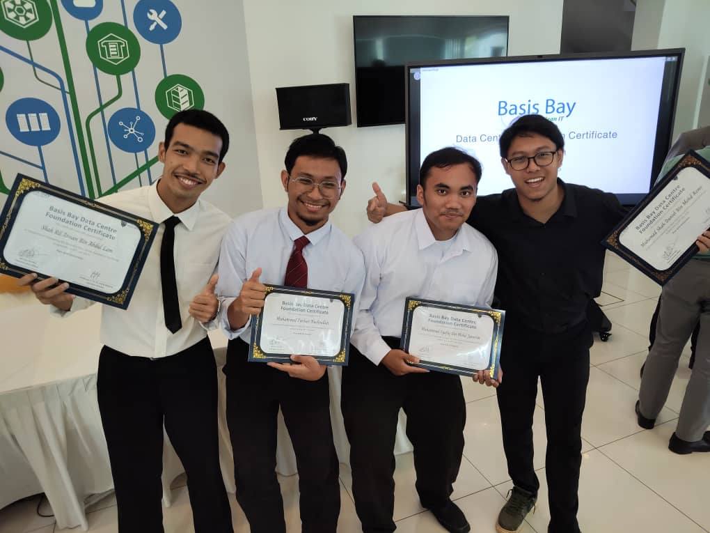 Majlis Penganugerahan Sijil Graduan Program Basis Bay Data Centre Foundation Certificate (DCFC)