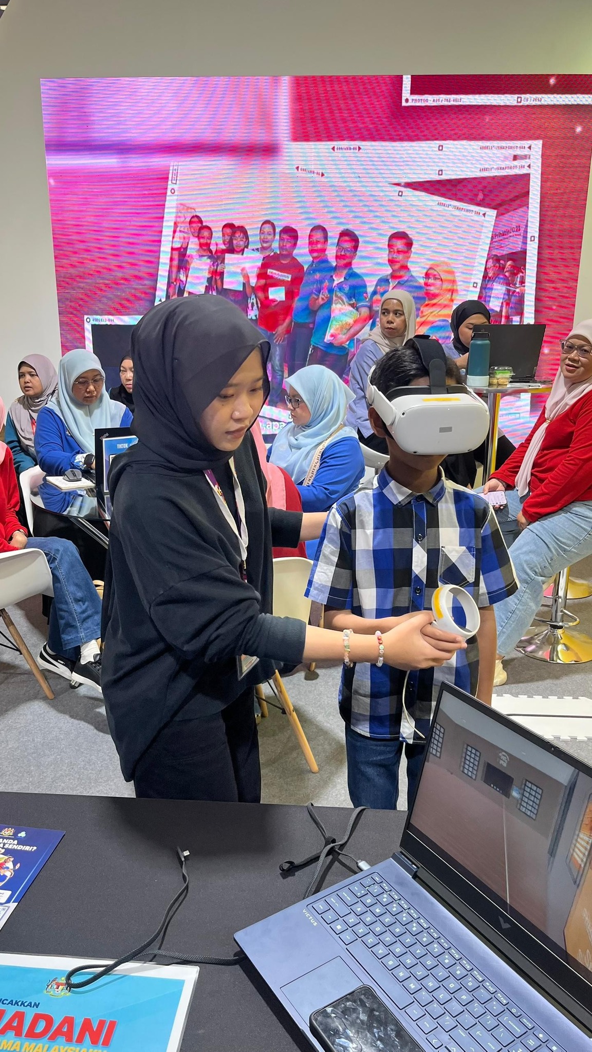 Demo VR oleh  Bengkel Multimedia di Program Rancakkan Madani Bersama Malaysiaku 